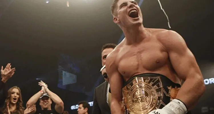 فيديو | بطل الكيك بوكسينج العالمي ريكو فيرهوفن بقميص الأهلي: فريقي الذي أشجعه