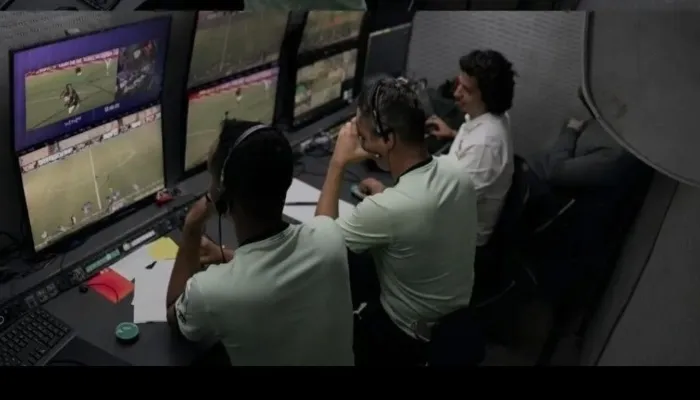 تطورات جديدة في أزمة ركلة جزاء الأهلي.. اتجاه لمعاقبة حكم الـVAR