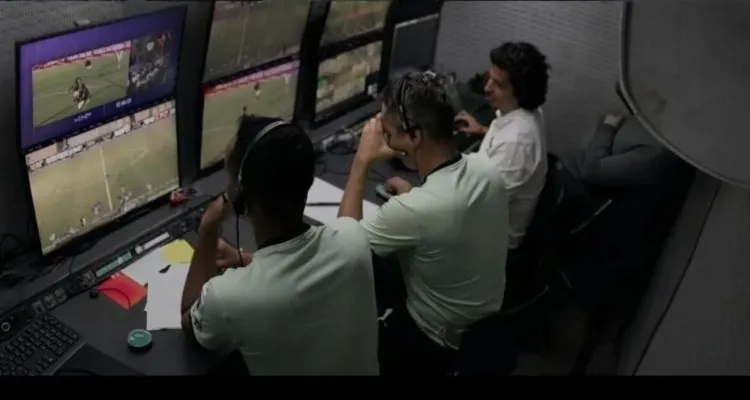 تطورات جديدة في أزمة ركلة جزاء الأهلي.. اتجاه لمعاقبة حكم الـVAR