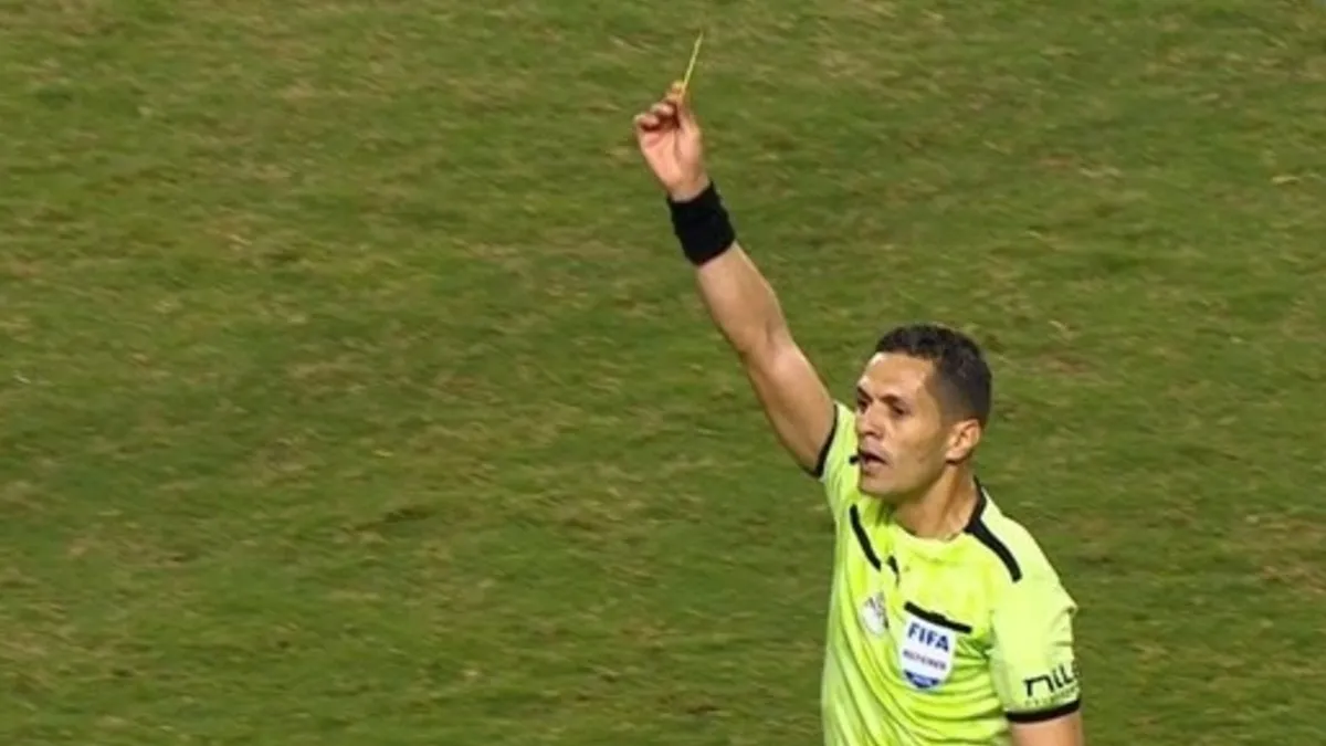 بعد أزمته في مباراة الأهلي وسيراميكا.. عودة مثيرة للحكم محمود وفا في الدوري المصري