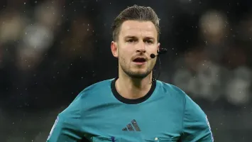 دانيال شلاجر.. حكم ألماني "صارم" يدير مباراة الأهلي وبيراميدز