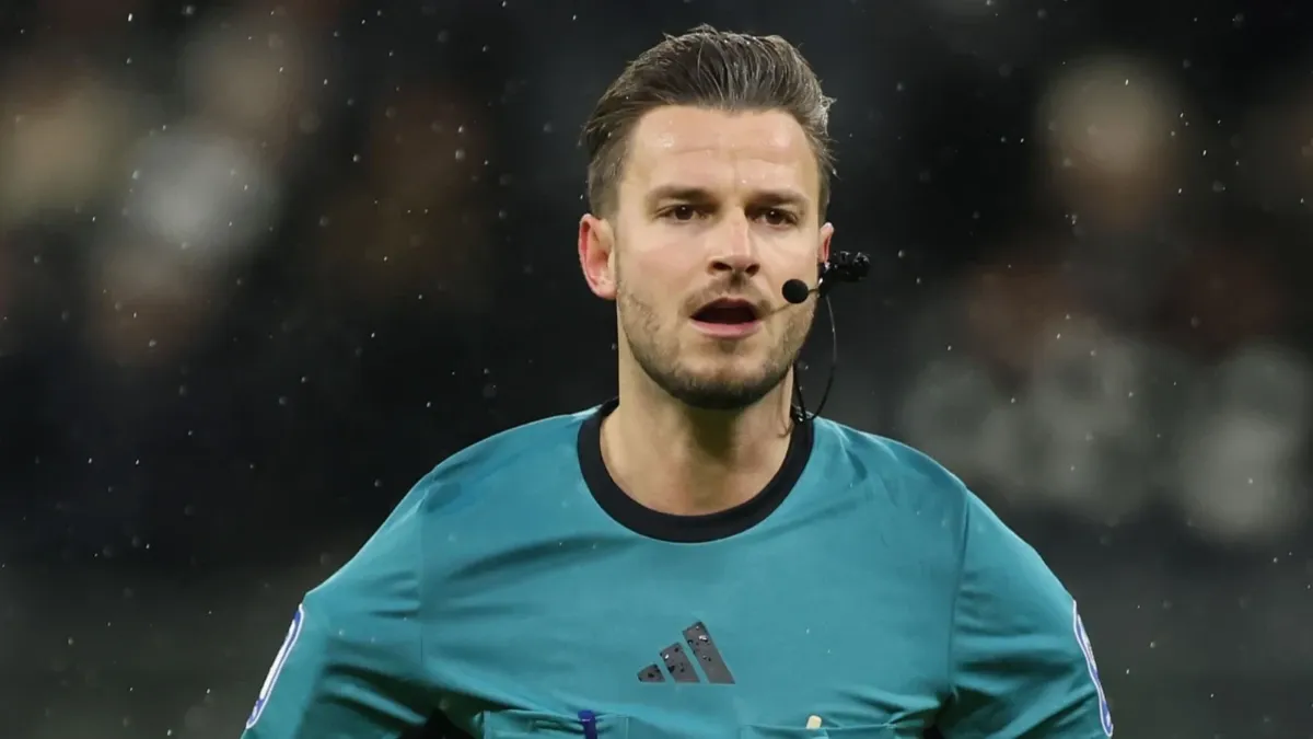 دانيال شلاجر.. حكم ألماني "صارم" يدير مباراة الأهلي وبيراميدز