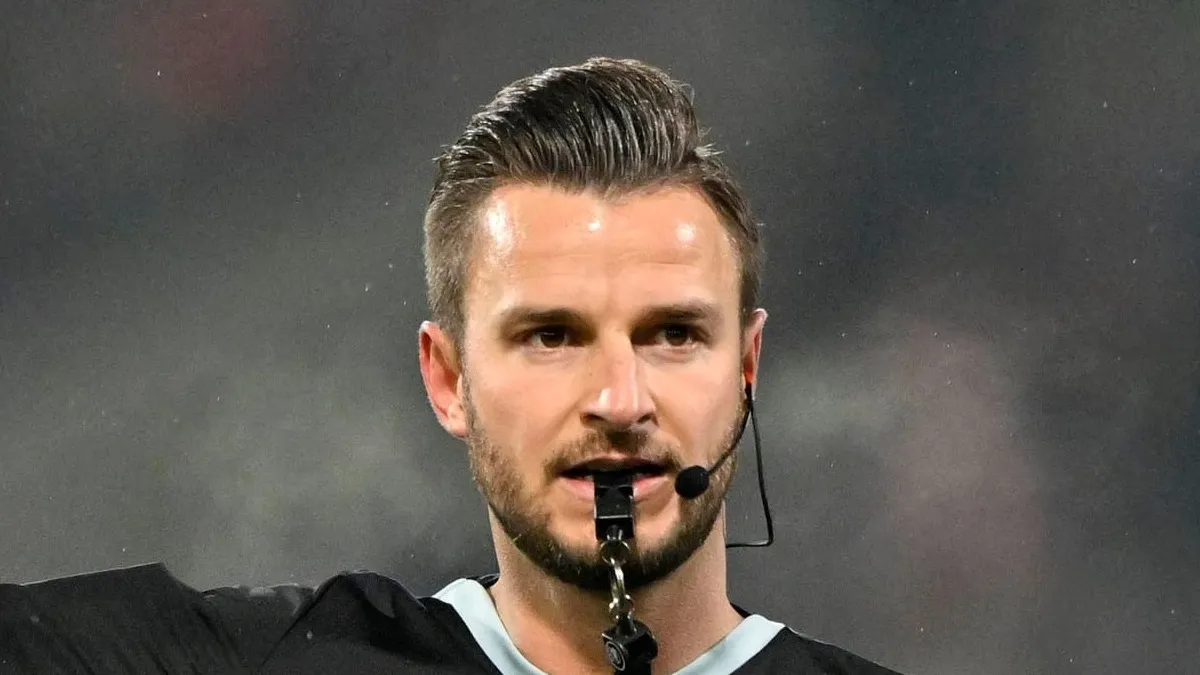 الألماني دانييل شلاجر حكمًا لمباراة الأهلي وبيراميدز في الدوري المصري .. رسميًا