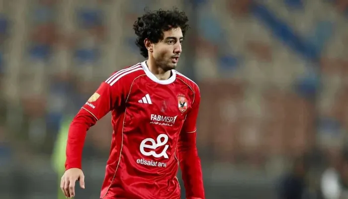لاعب مفاجأة قد يقود الجبهة اليمنى في الأهلي أمام الزمالك
