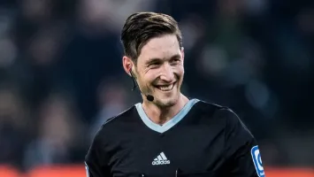 طبيب حازم داخل الملعب.. من هو ماتياس يولينبيك حكم مباراة الأهلي والزمالك؟