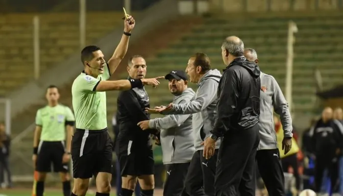 بعد جدل ركلة جزاء الأهلي أمام سيراميكا.. قرار مفاجئ من لجنة الحكام ضد محمود وفا