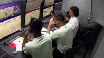 بعد أزمة ركلة جزاء الأهلي.. مفاجأة في محادثة الـ VAR وحكم مباراة سيراميكا