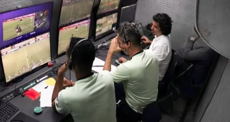 بعد أزمة ركلة جزاء الأهلي.. مفاجأة في محادثة الـ VAR وحكم مباراة سيراميكا