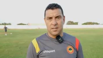 أنيس بوجلبان يرحل عن تونس ويبدأ عمله مع الأهلي