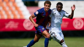 فيديو | طرد يقلب الكلاسيكو.. حمزة عبد الكريم يخسر لقب كأس الأبطال مع برشلونة