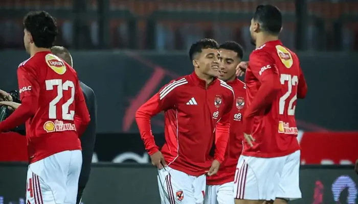 لاعب الأهلي يغادر مباراة إنبي مصابا