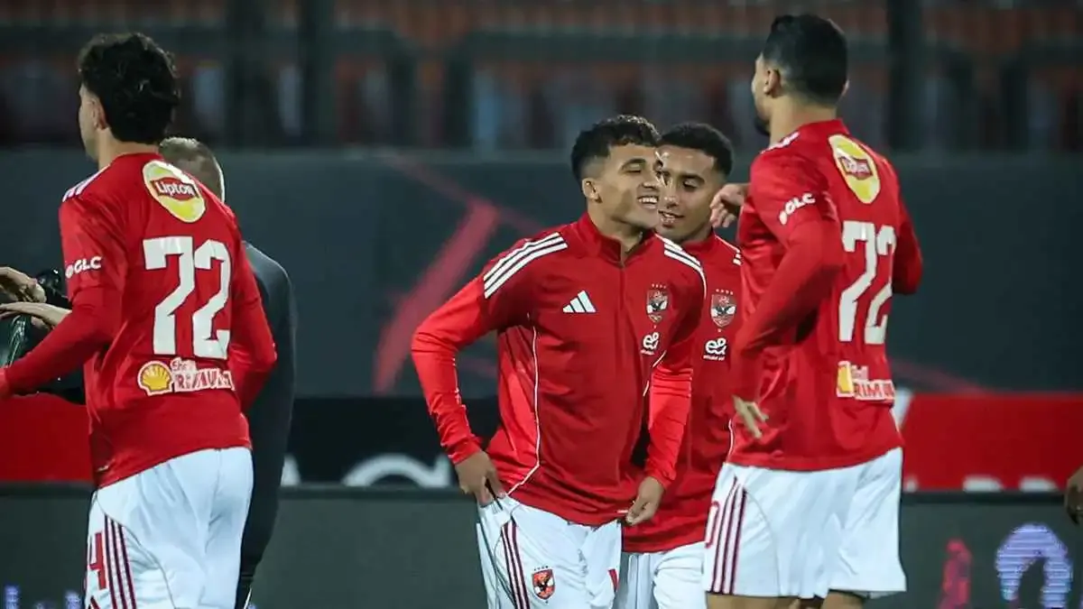 لاعب الأهلي يغادر مباراة إنبي مصابا