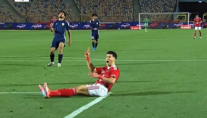 فيديو | في الركبة.. كهربا يحمل إمام عاشور بعد إصابته المرعبة في مباراة الأهلي وإنبي