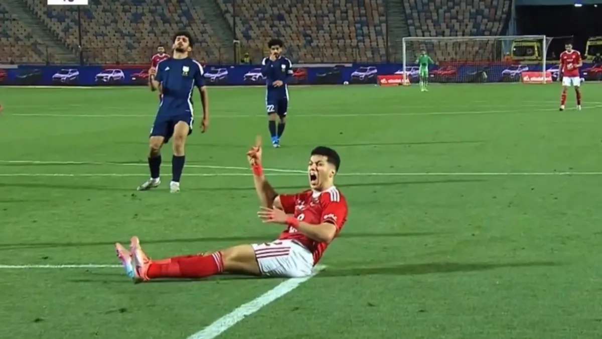 فيديو | في الركبة.. كهربا يحمل إمام عاشور بعد إصابته المرعبة في مباراة الأهلي وإنبي