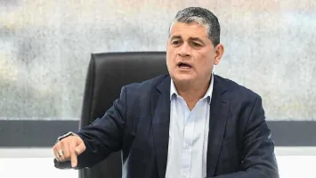 تحرك برلماني لرحيل أوسكار رويز