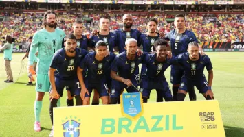 فيديو | نجما البرازيل يحرصان على تبادل القمصان مع ثنائي الأهلي بعد مواجهة مصر