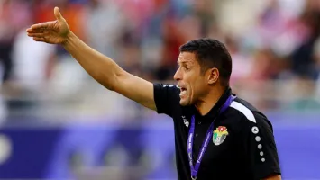 بعد اقترابه من الرحيل.. عموتة يمنح لاعب الأهلي فرصة أخيرة