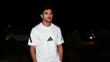 صور.. منصف بقرار يصل إلى معسكر الأهلي في إسبانيا استعدادًا للموسم الجديد