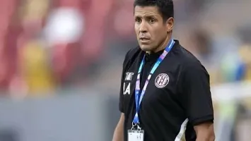 عموتة يوجه رسالة للاعبي الأهلي قبل مواجهة برشلونة.. ولاعب جديد في المران