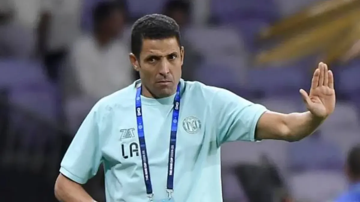 عموتة يرحب باستمرار لاعب الأهلي المغضوب عليه