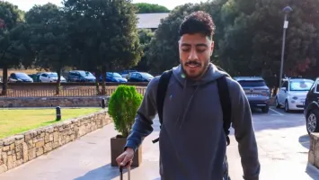 صور.. أكرم توفيق ينضم إلى معسكر الأهلي في إسبانيا