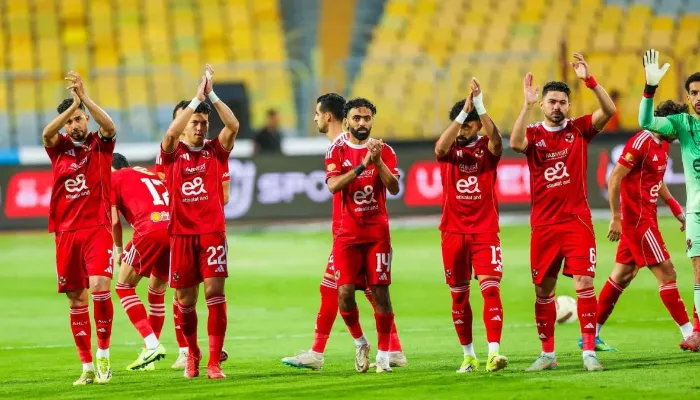 لاعب الأهلي يودع زملاءه قبل الرحيل