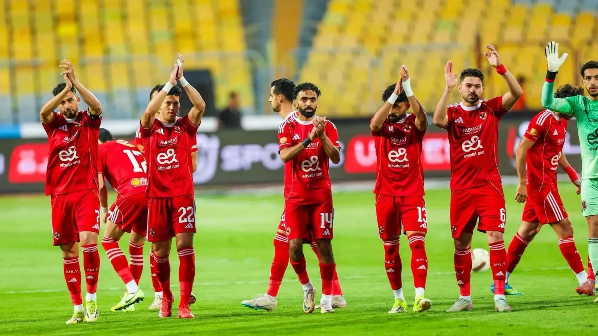 لاعب الأهلي يودع زملاءه قبل الرحيل