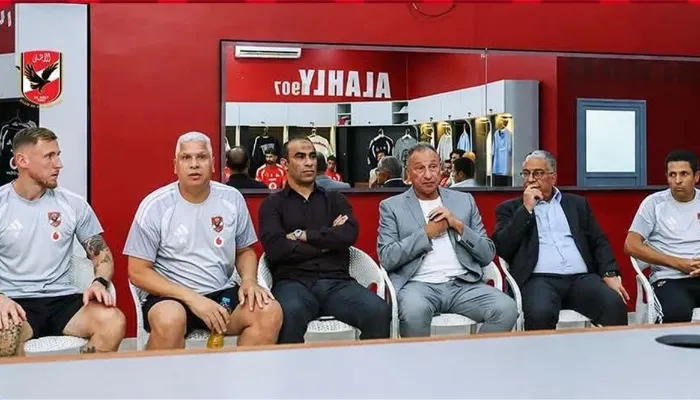 ماذا قال الخطيب لعموتة ولاعبي الأهلي في جلسة اليوم؟