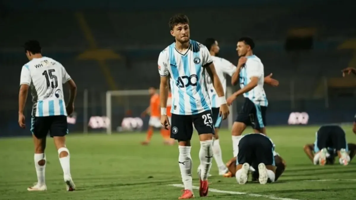 صورة | بعد طرد لاعب طرابزون.. لماذا اختلف قرار الحكم في لقطة مباراة بيراميدز وأبو قير؟