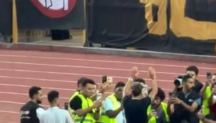 فيديو| "البنت البيضا بتضايق ".. هتاف جماهير الأهلي لـ إمام عاشور قبل مباراة زد