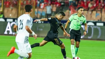 فيديو | الفار أنصفه.. طاهر محمد طاهر يسجل هدف الأهلي أمام زد