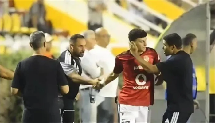 قرار مفاجئ داخل الأهلي بعد واقعة علي محمود وعموتة في مباراة المقاولون