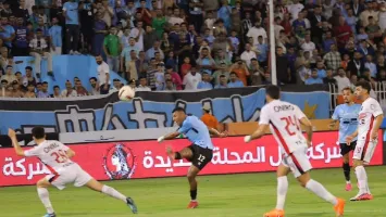 الأخطاء التحكيمية مستمرة.. محمود بسيوني يرفض طرد مدافع الزمالك أمام المحلة