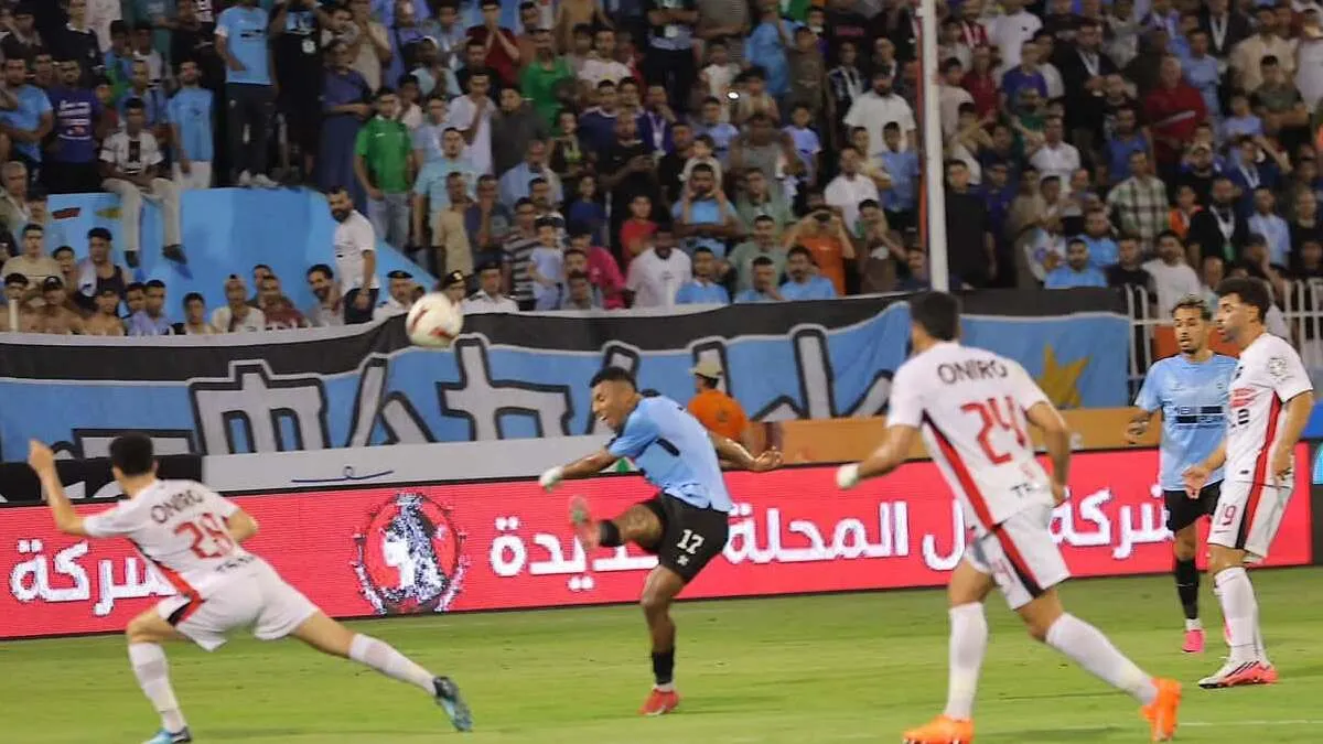 الأخطاء التحكيمية مستمرة.. محمود بسيوني يرفض طرد مدافع الزمالك أمام المحلة