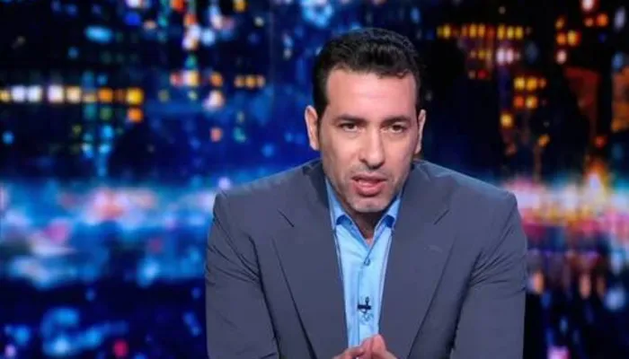 فيديو | تصرف مفاجئ من أبو تريكة تجاه مذيع "بي إن سبورتس"