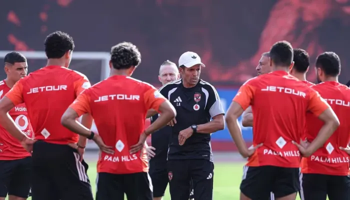 جلسة لـ عموتة مع لاعبي الأهلي استعدادا لمواجهة الزمالك