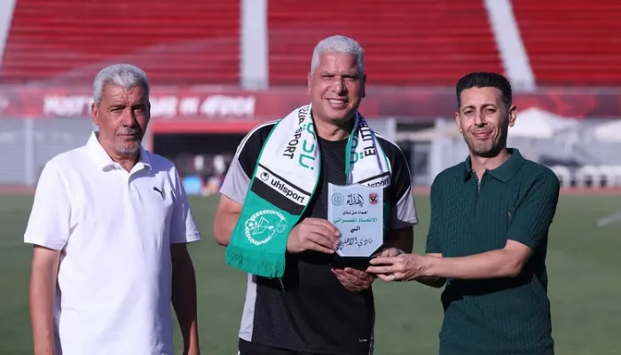 الاتحاد المصراتي يهدي وائل جمعة درع وعلم النادي الليبي