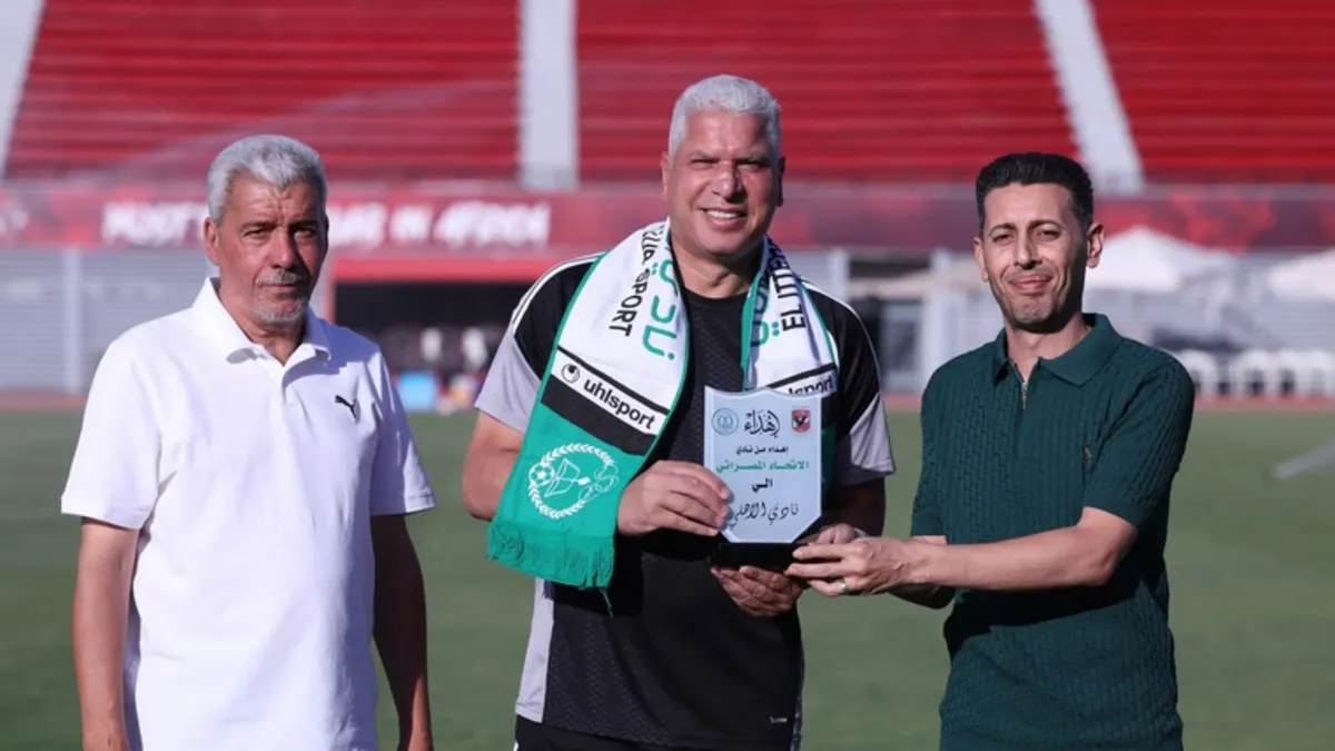 الاتحاد المصراتي يهدي وائل جمعة درع وعلم النادي الليبي