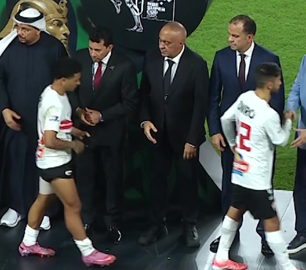 خوان بيزيرا لا يصافح وزير الرياضة أشرف صبحي